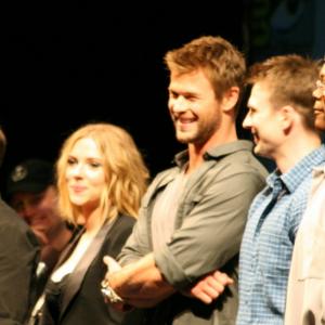 Samuel L. Jackson, Clark Gregg, Chris Evans, Scarlett Johansson and Chris Hemsworth at event of Kersytojai (2012)