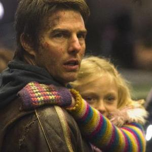Still of Tom Cruise and Dakota Fanning in Pasauliu karas (2005)