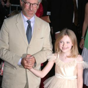 Steven Spielberg and Dakota Fanning at event of Pasauliu karas 2005