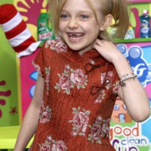 Dakota Fanning at event of Dr. Seuss' The Cat in the Hat (2003)