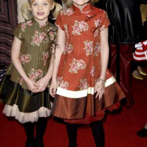 Dakota Fanning and Elle Fanning at event of Dr Seuss The Cat in the Hat 2003