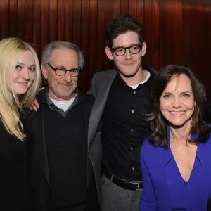 Steven Spielberg, Sally Field, Dakota Fanning and Sawyer Spielberg at event of Linkolnas (2012)