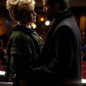 Still of Keanu Reeves and Vera Farmiga in Henry's Crime (2010)