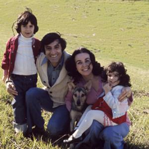 Jamie Farr and his wife Joy Ann Richards with their children Jonas and Yvonne