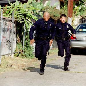 Still of LL Cool J and Colin Farrell in SWAT 2003