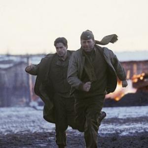 Still of Bruce Willis and Colin Farrell in Hart's War (2002)