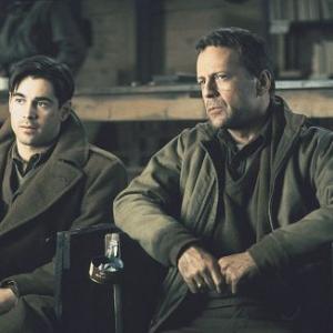 Still of Bruce Willis and Colin Farrell in Hart's War (2002)