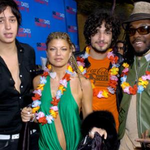 The Black Eyed Peas Julian Casablancas Fabrizio Moretti and William at event of Visados kaip pirma karta 2004