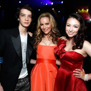 Leslie Mann, Jodelle Ferland and Kodi Smit-McPhee at event of Paranormanas (2012)