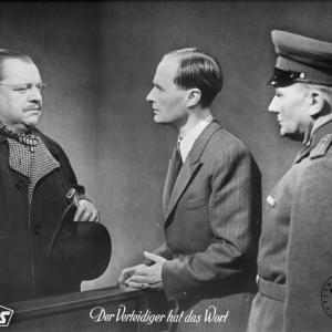 Still of Rudolf Fernau and Heinrich George in Der Verteidiger hat das Wort 1944