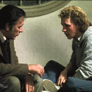 Still of Richard Burton and Peter Firth in Equus 1977