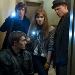 Still of Woody Harrelson, Jesse Eisenberg, Isla Fisher and Dave Franco in Apgaules meistrai (2013)