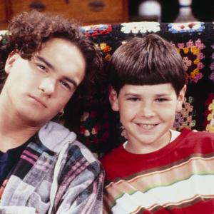 Still of Michael Fishman and Johnny Galecki in Roseanne 1988
