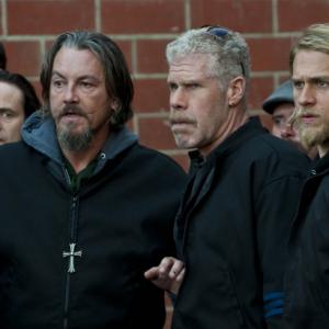 Still of Ron Perlman Tommy Flanagan and Charlie Hunnam in Sons of Anarchy 2008