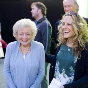 Still of Anne Fletcher and Betty White in Pirslybos (2009)