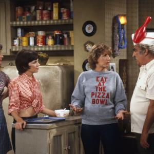 Still of Penny Marshall Phil Foster Betty Garrett and Cindy Williams in Laverne amp Shirley 1976