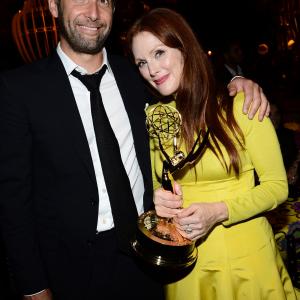 Julianne Moore and Bart Freundlich at event of The 64th Primetime Emmy Awards 2012