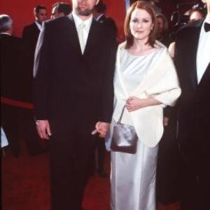 Julianne Moore and Bart Freundlich at event of The 70th Annual Academy Awards (1998)