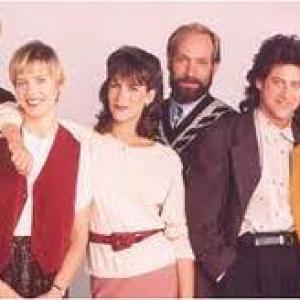 The cast of Anything But Love Jamie Lee Curtis, Holly Fulger, Richard Lewis, Ann Magnuson