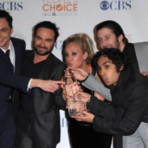 Kaley CuocoSweeting Johnny Galecki Simon Helberg and Kunal Nayyar at event of The 36th Annual Peoples Choice Awards 2010