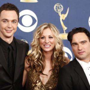 Kaley Cuoco-Sweeting, Johnny Galecki and Jim Parsons at event of The 61st Primetime Emmy Awards (2009)
