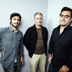 Maziar Bahari, Gael García Bernal and Jon Stewart at event of Rosewater (2014)