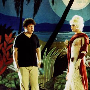 Pedro Almodóvar and Gael García Bernal in Blogas auklejimas (2004)