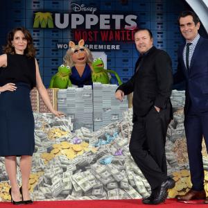 Ty Burrell, Tina Fey, Ricky Gervais, Kermit the Frog and Miss Piggy at event of Muppets Most Wanted (2014)