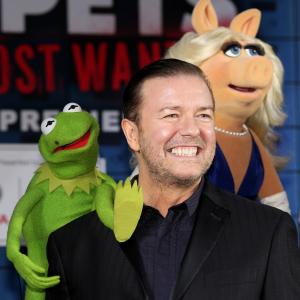 Ricky Gervais and Miss Piggy at event of Muppets Most Wanted (2014)