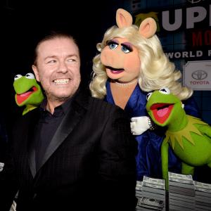 Ricky Gervais, Kermit the Frog and Miss Piggy at event of Muppets Most Wanted (2014)