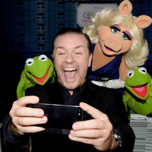Ricky Gervais Kermit the Frog and Miss Piggy at event of Muppets Most Wanted 2014