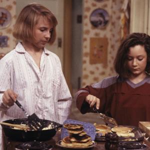 Still of Roseanne Barr, Sara Gilbert and Alicia Goranson in Roseanne (1988)