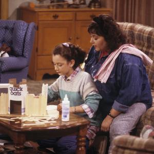 Still of Roseanne Barr and Sara Gilbert in Roseanne 1988