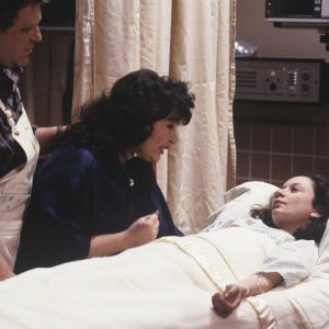 Still of John Goodman Roseanne Barr and Sara Gilbert in Roseanne 1988