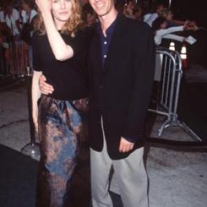 Rene Russo and Dan Gilroy at event of Gelbstint eilini Rajena (1998)