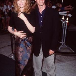 Rene Russo and Dan Gilroy at event of Gelbstint eilini Rajena 1998