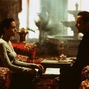 Still of Angelina Jolie and Iain Glen in Lara Croft: Tomb Raider (2001)