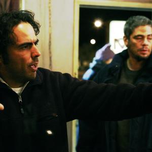 Still of Benicio Del Toro and Alejandro González Iñárritu in 21 gramas (2003)