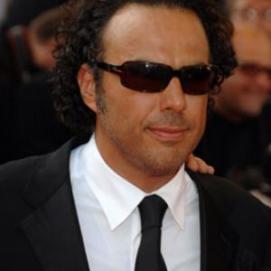 Alejandro Gonzlez Irritu at event of Chacun son cineacutema ou Ce petit coup au coeur quand la lumiegravere seacuteteint et que le film commence 2007