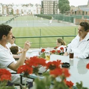 Still of Jonathan Rhys Meyers and Matthew Goode in Match Point (2005)