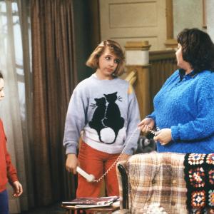 Still of Roseanne Barr, Sara Gilbert and Alicia Goranson in Roseanne (1988)