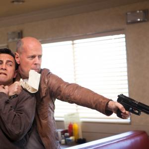 Still of Bruce Willis and Joseph Gordon-Levitt in Laiko kilpa (2012)