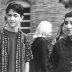 Still of Joseph Gordon-Levitt and David Krumholtz in 10 Things I Hate About You (1999)