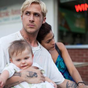 Still of Ryan Gosling and Eva Mendes in Niujorko seselyje (2012)