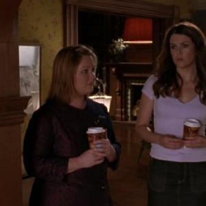 Still of Lauren Graham and Melissa McCarthy in Gilmore Girls 2000