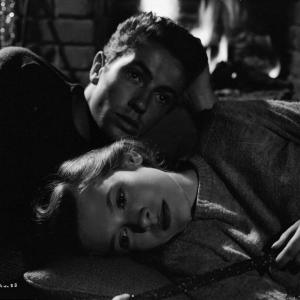 Still of Farley Granger and Cathy O'Donnell in They Live by Night (1948)