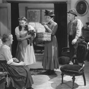 Still of Judy Garland, Margaret Hamilton, Clara Blandick and Charley Grapewin in The Wizard of Oz (1939)