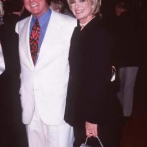 Larry Hagman and Linda Gray at event of Primary Colors (1998)