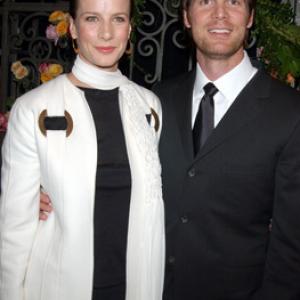Rachel Griffiths and Peter Krause at event of Sesios pedos po zeme (2001)