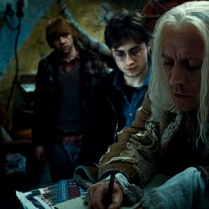 Still of Rupert Grint, Rhys Ifans and Daniel Radcliffe in Haris Poteris ir mirties relikvijos. 1 dalis (2010)
